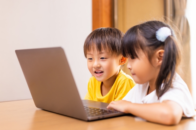 子どもたちがオンラインで英語を学ぶイメージ